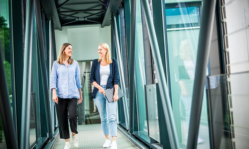 AVT 2 Mitarbeiterinnen A1210829 4C